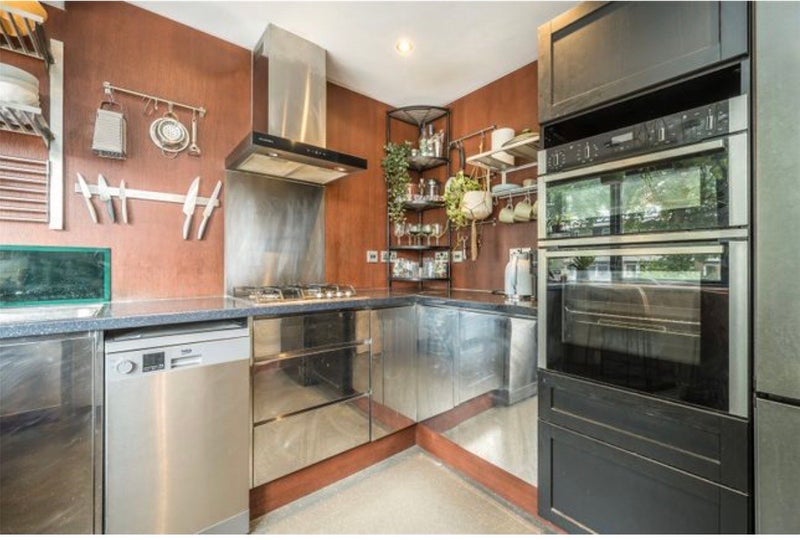Room Vallance Road in Greater London