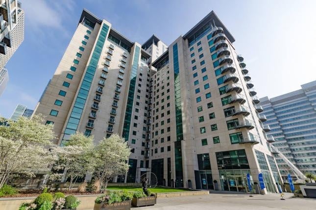 Room South Quay Square in Greater London