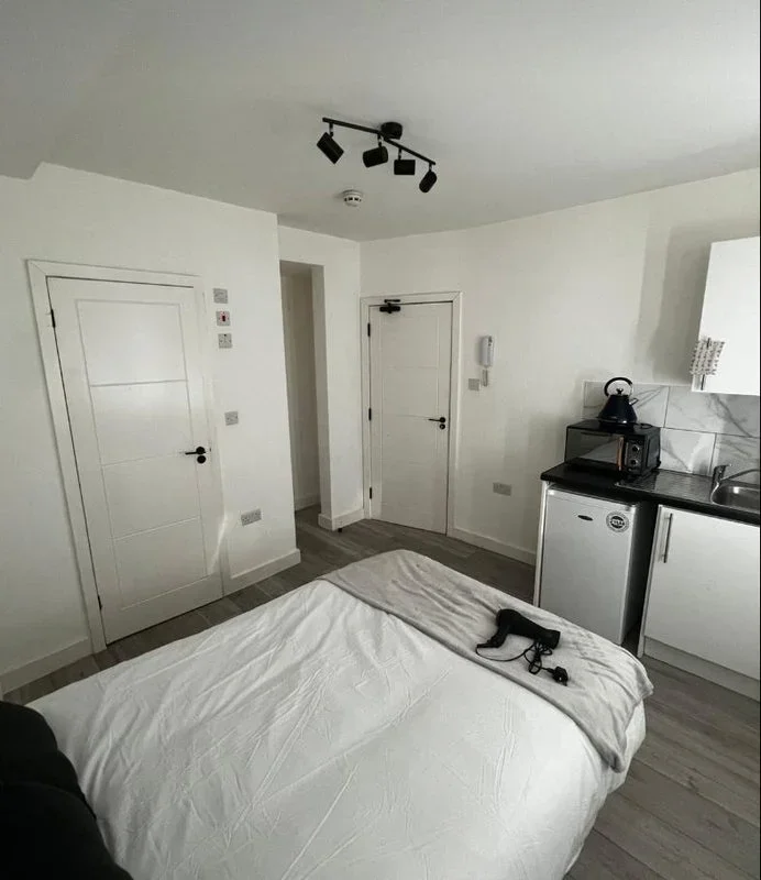 Room Carmelite Road in Greater London