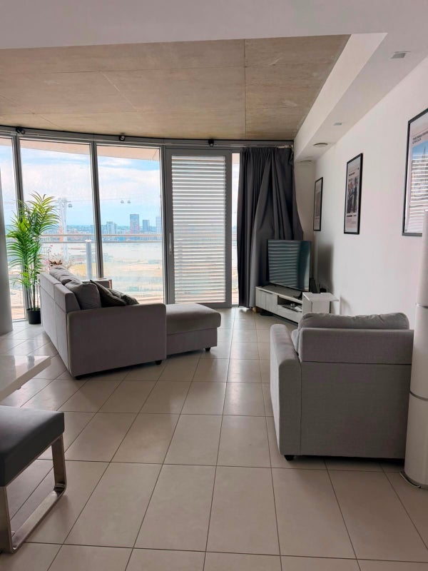 Room Silvertown Way in Greater London