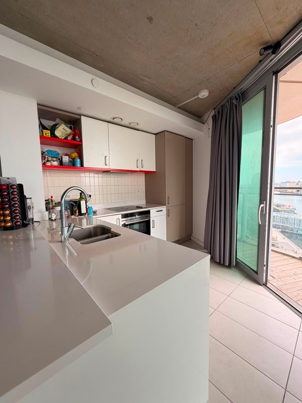 Room Silvertown Way in Greater London