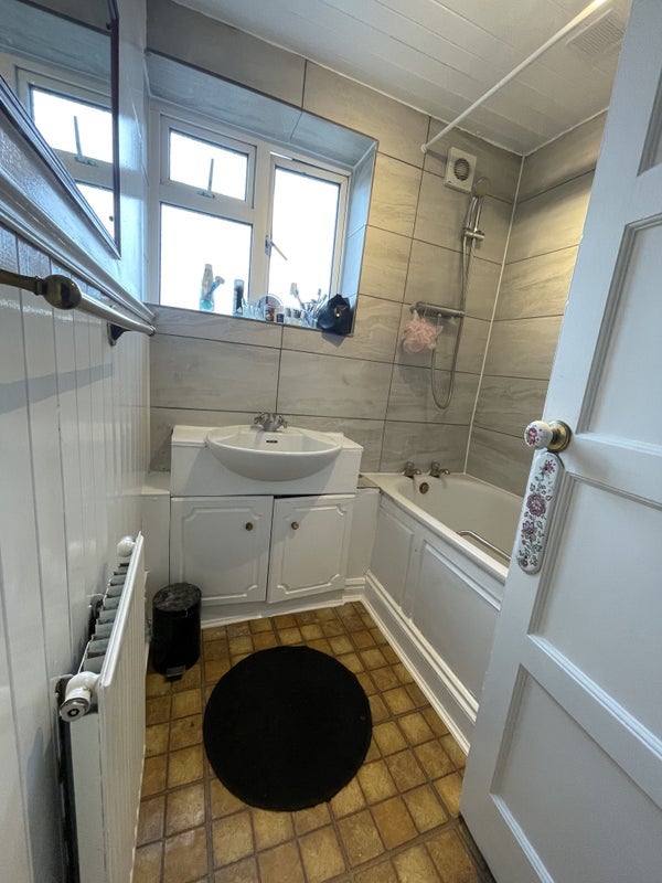 Room Sir Alexander Close in Greater London
