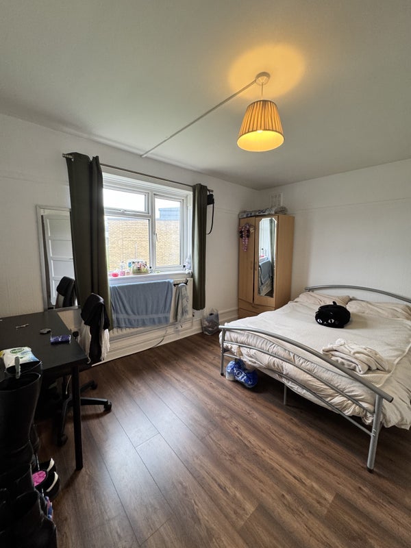 Room Sir Alexander Close in Greater London