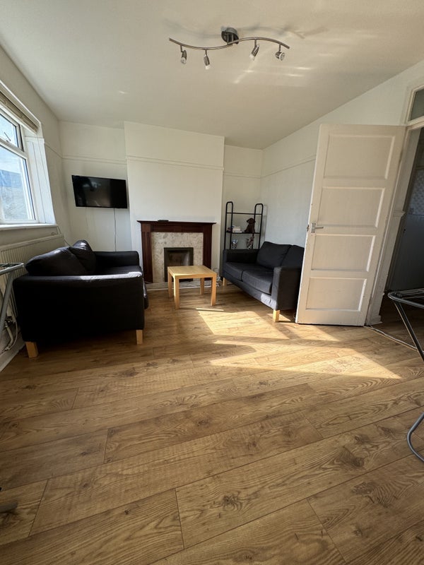 Room Sir Alexander Close in Greater London
