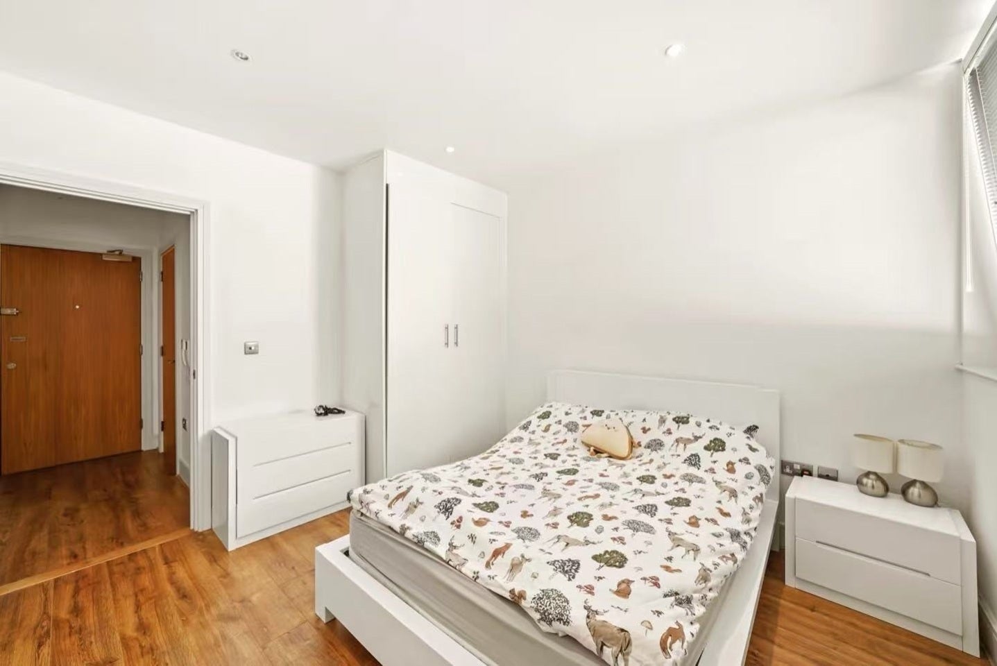 Flat Lanterns Way in Greater London