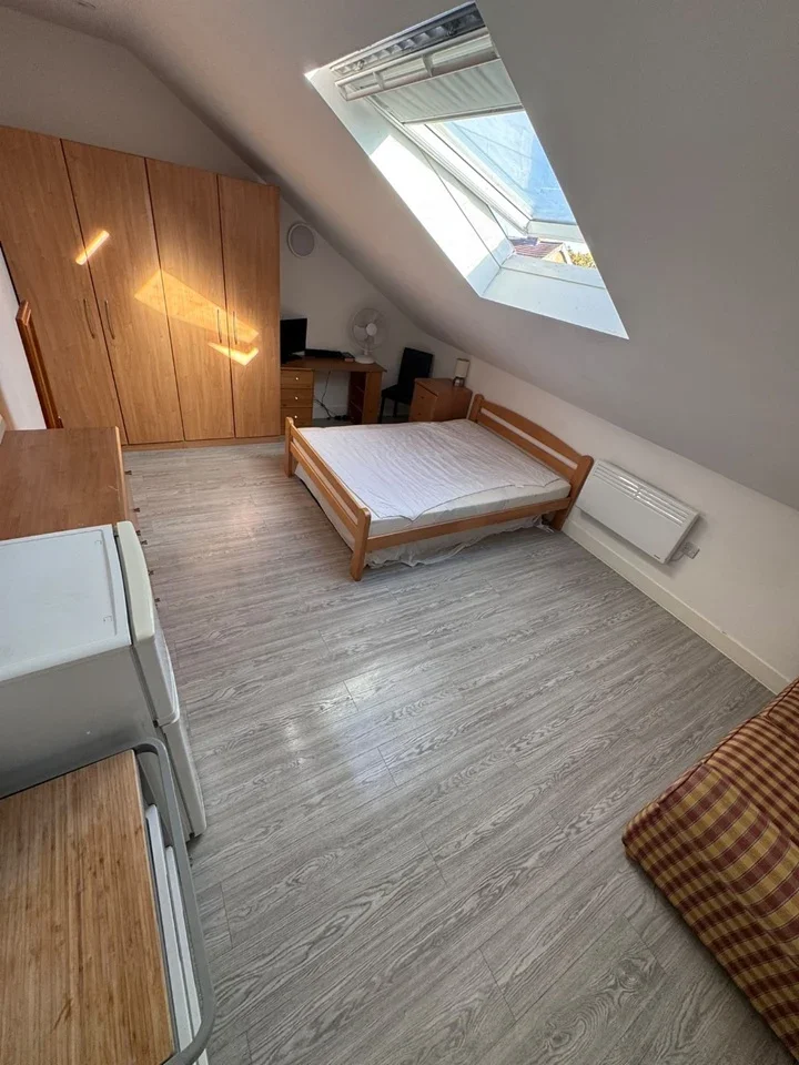 Room Oakfield Road in Greater London