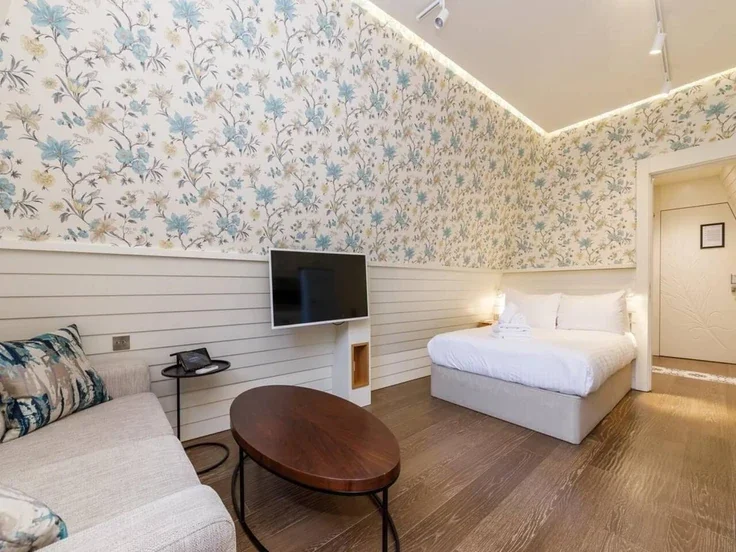 Flat Tooley Street in Greater London