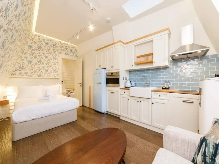 Flat Tooley Street in Greater London