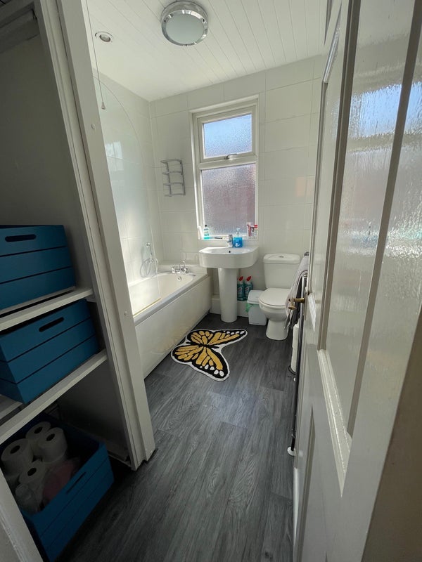 Room Kenyon Road in Liverpool