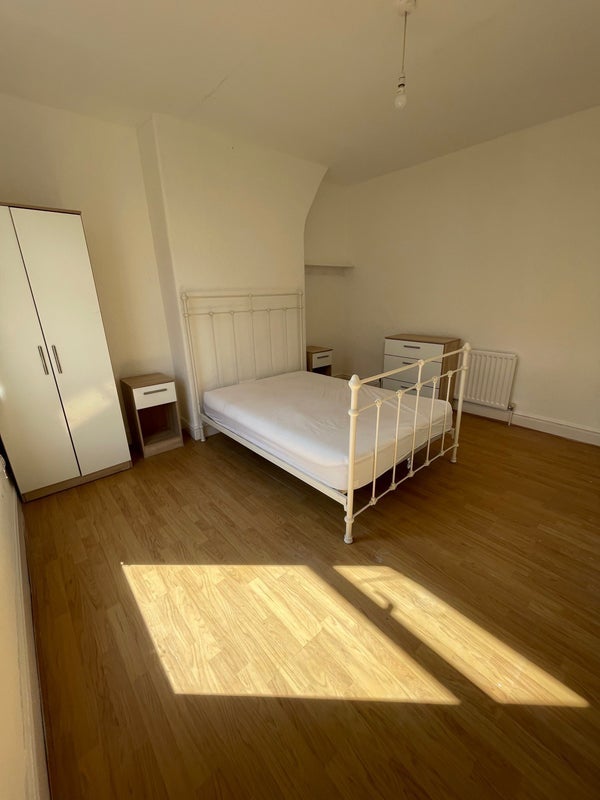 Room Kenyon Road in Liverpool