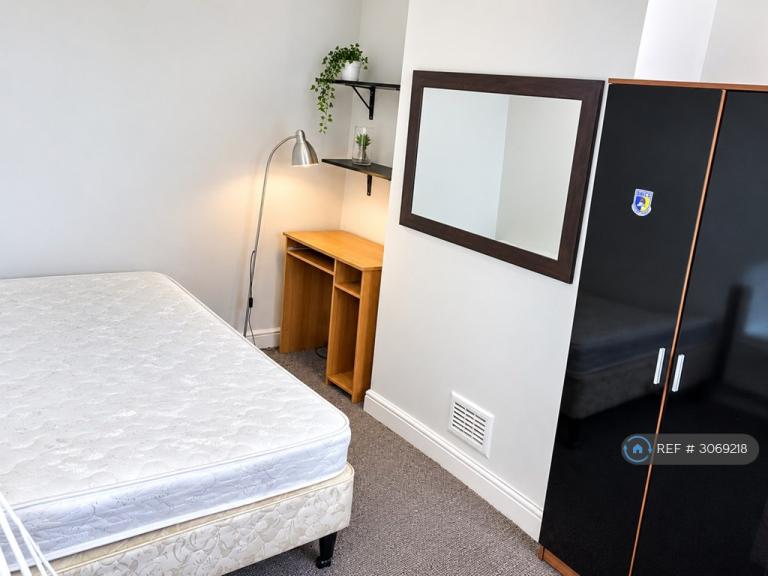 Room Crondall Street in Manchester