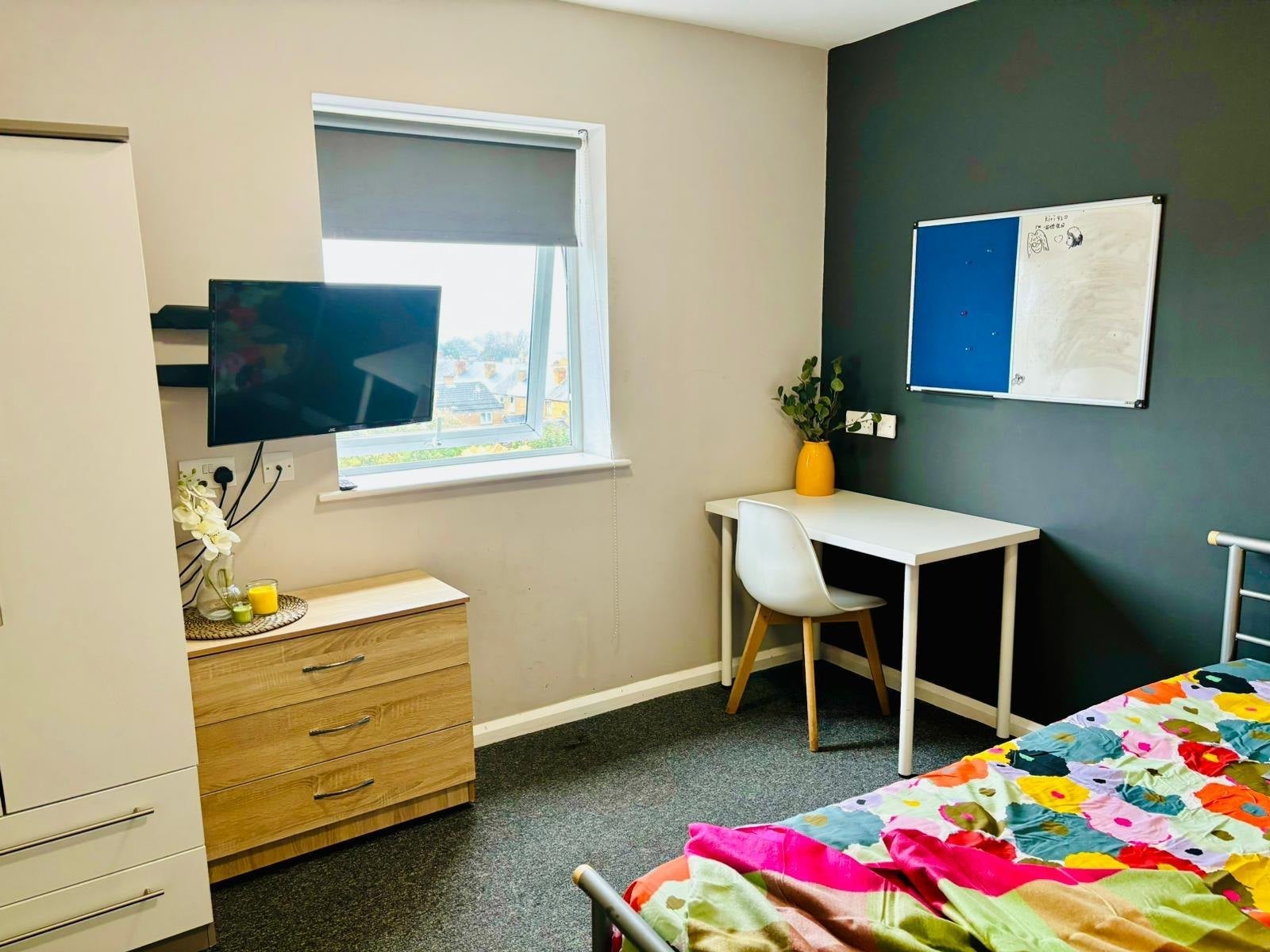 Flat Wyville Close in Nottingham