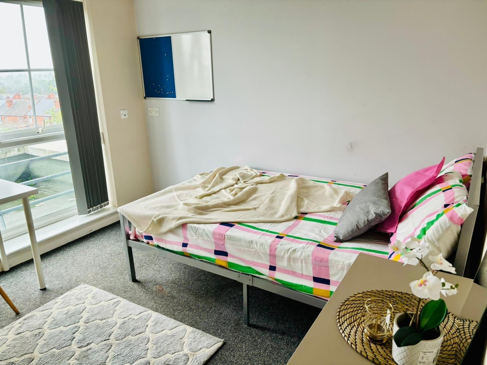 Flat Wyville Close in Nottingham