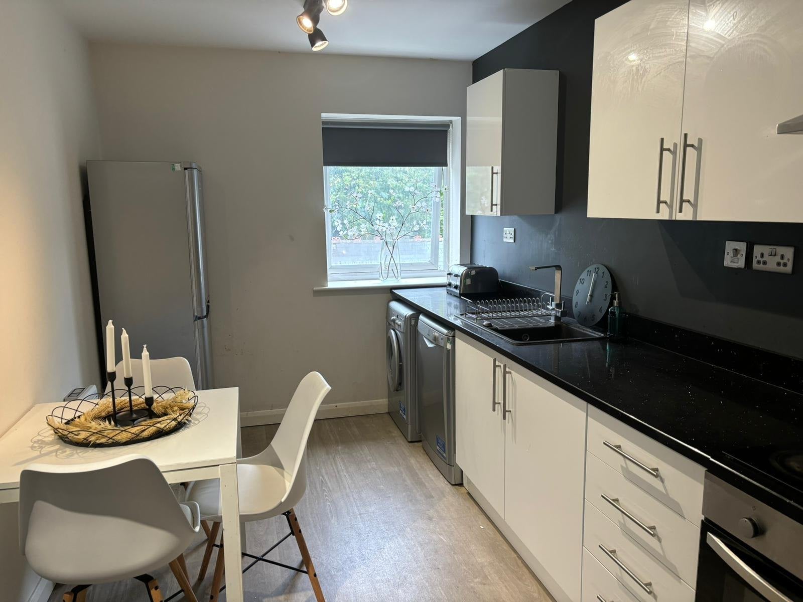 Flat Wyville Close in Nottingham