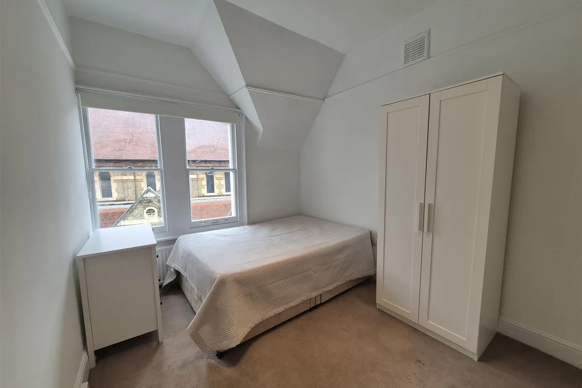 Flat Rockley Road in Greater London