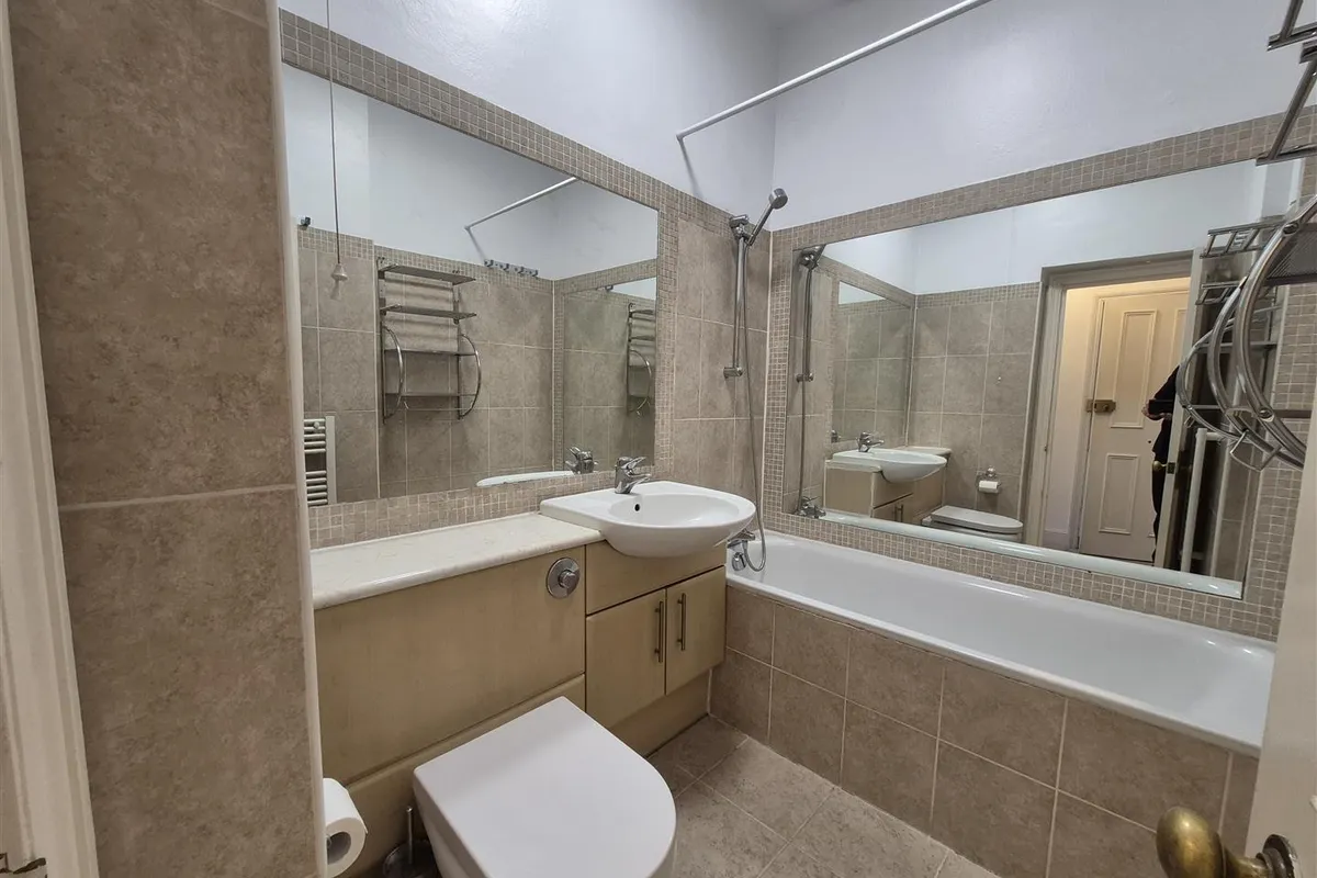 Flat Rockley Road in Greater London