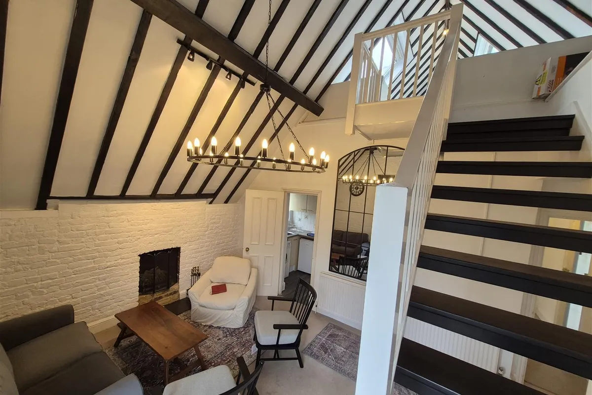 Flat Rockley Road in Greater London