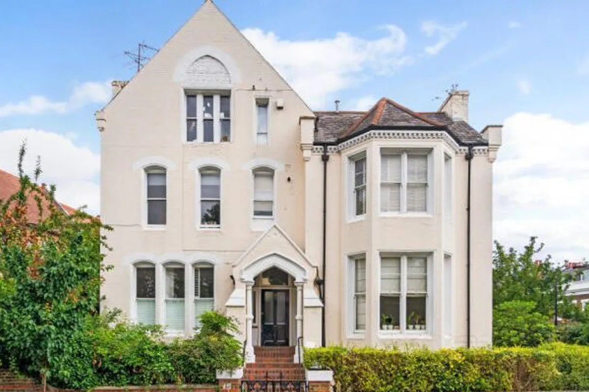 Flat Rockley Road in Greater London