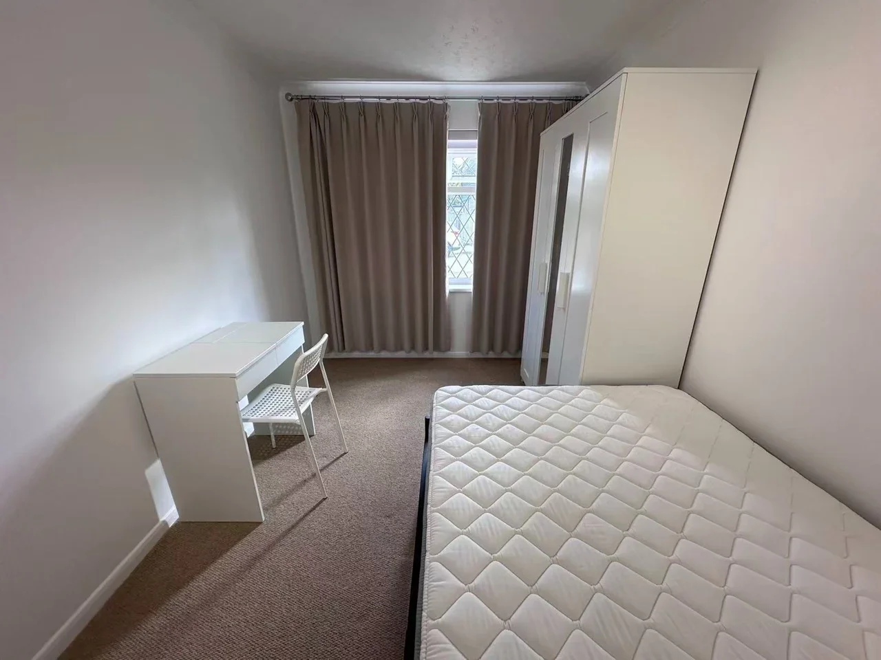 Room Borkwood Park in Greater London