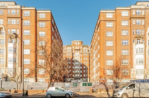 Flat Grove End Road in City of Westminster