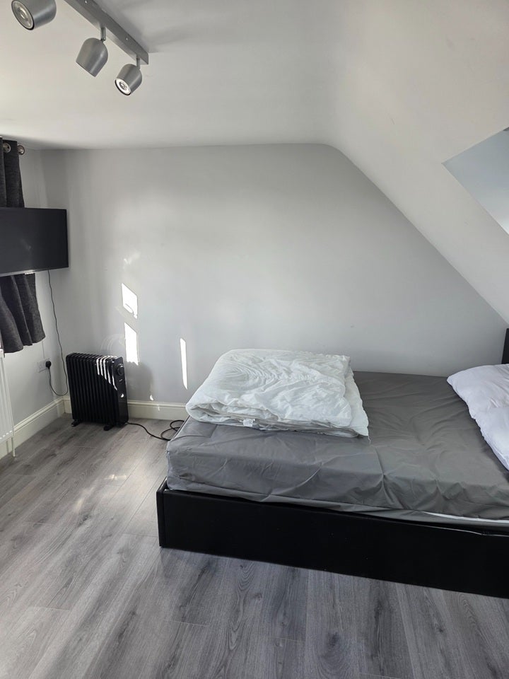 Room Lloyd Road in Greater London
