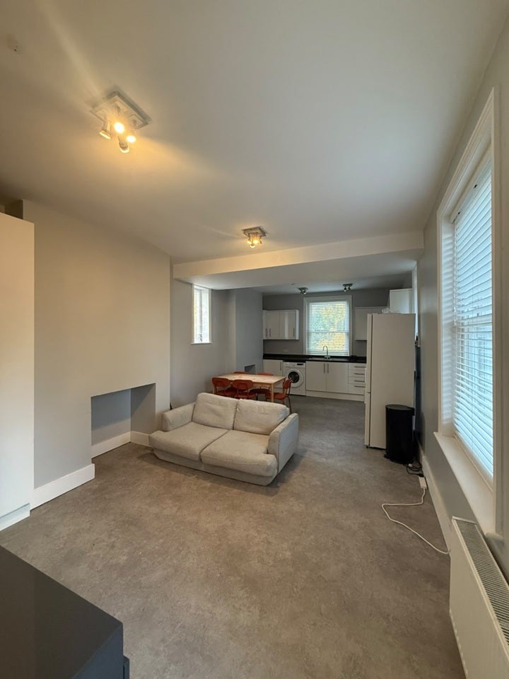 Flat Gondar Gardens in Greater London