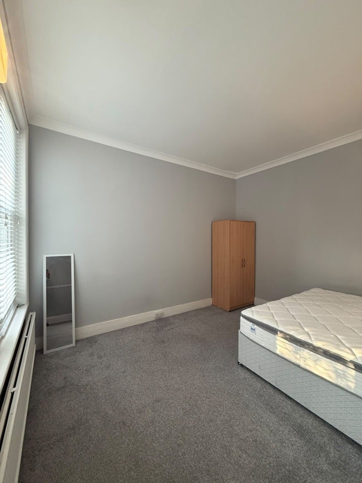 Flat Gondar Gardens in Greater London