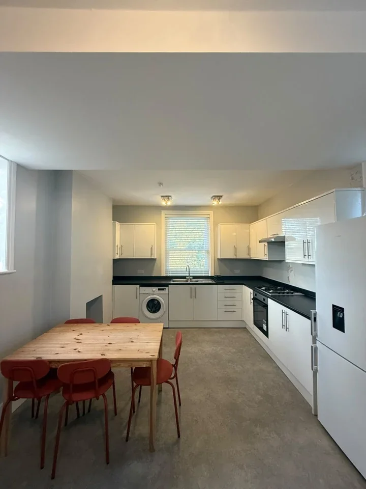 Flat Gondar Gardens in Greater London