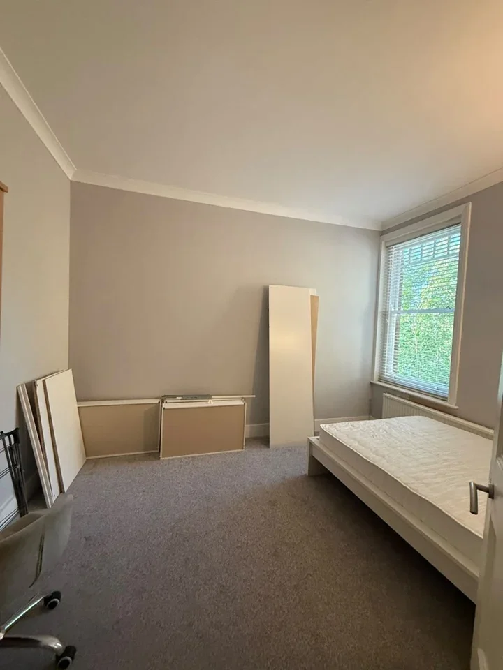 Flat Gondar Gardens in Greater London