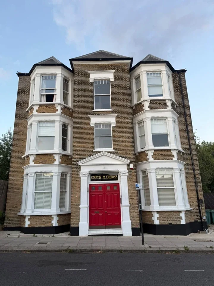 Flat Gondar Gardens in Greater London