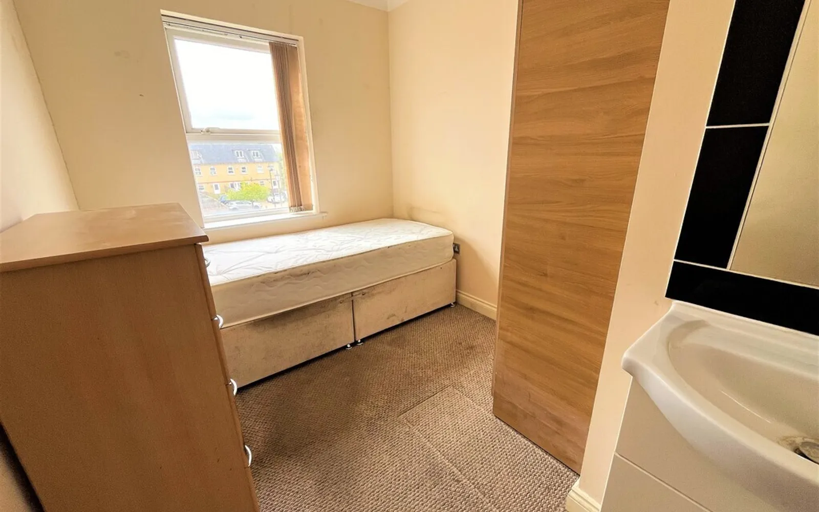 Room Cavell Drive in East Hertfordshire