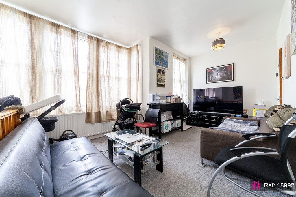 Flat Pinfold Road in Greater London