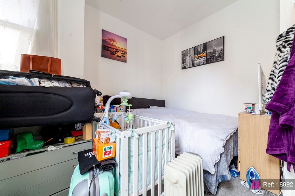 Flat Pinfold Road in Greater London