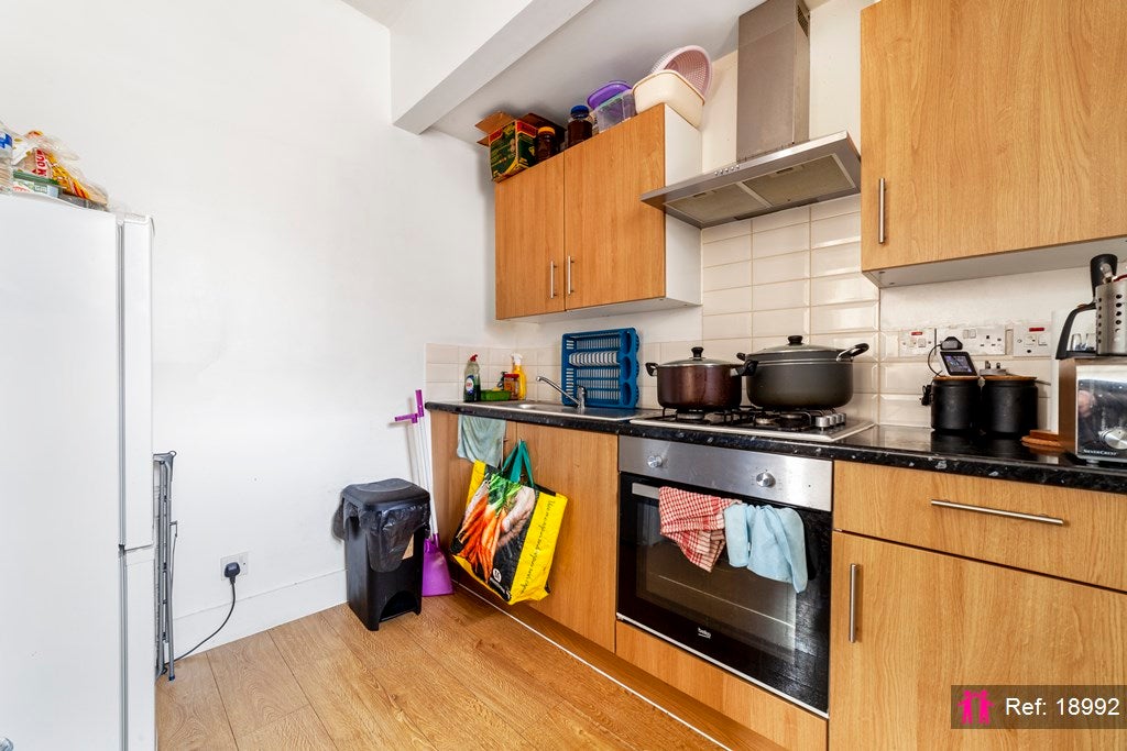 Flat Pinfold Road in Greater London