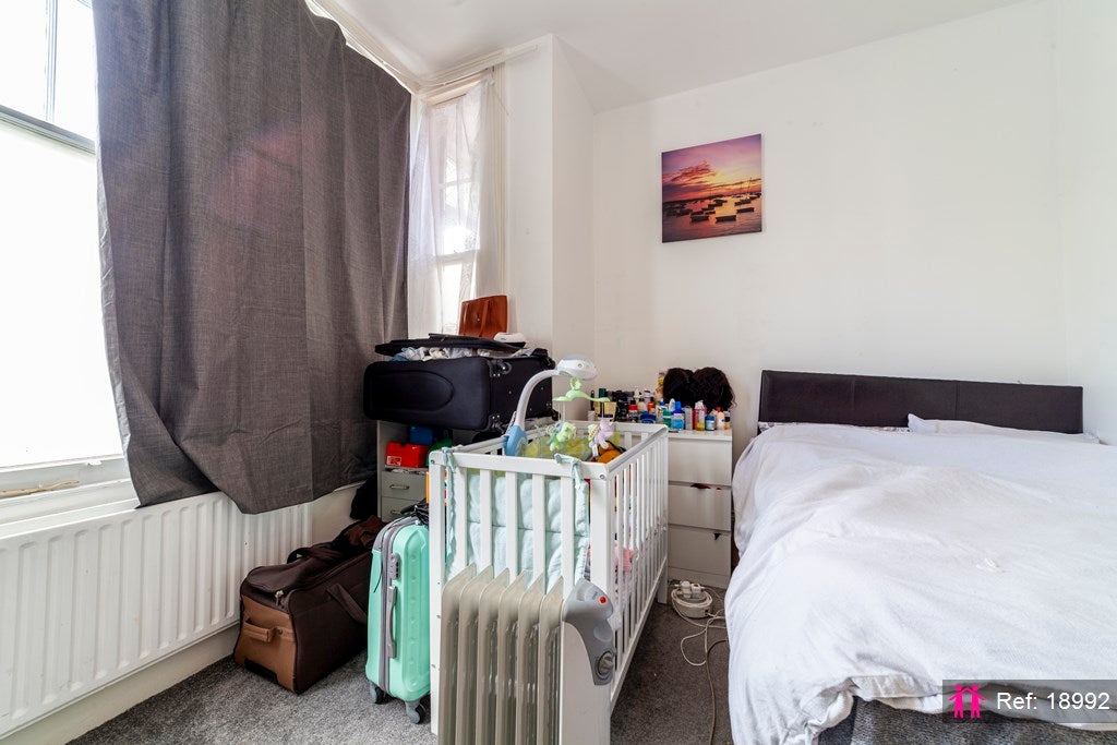 Flat Pinfold Road in Greater London