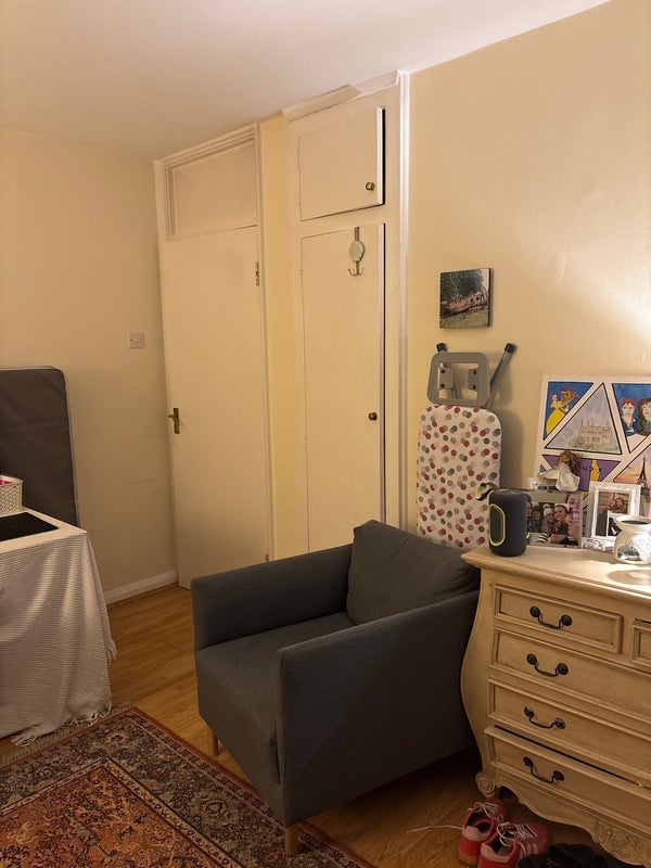 Room Commercial Road in Greater London