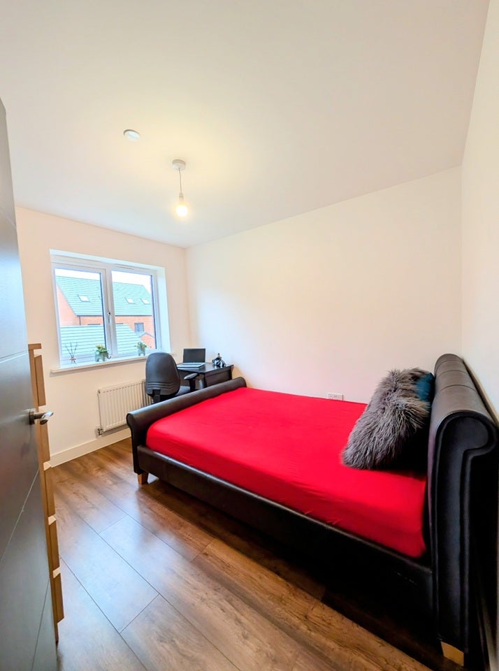 Room Deepwater Drive in Newport