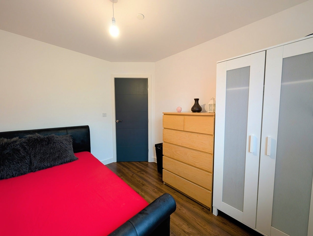 Room Deepwater Drive in Newport