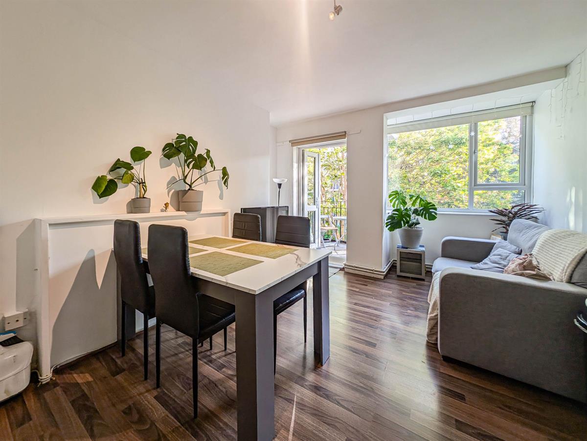 Flat Carslake Road in Greater London