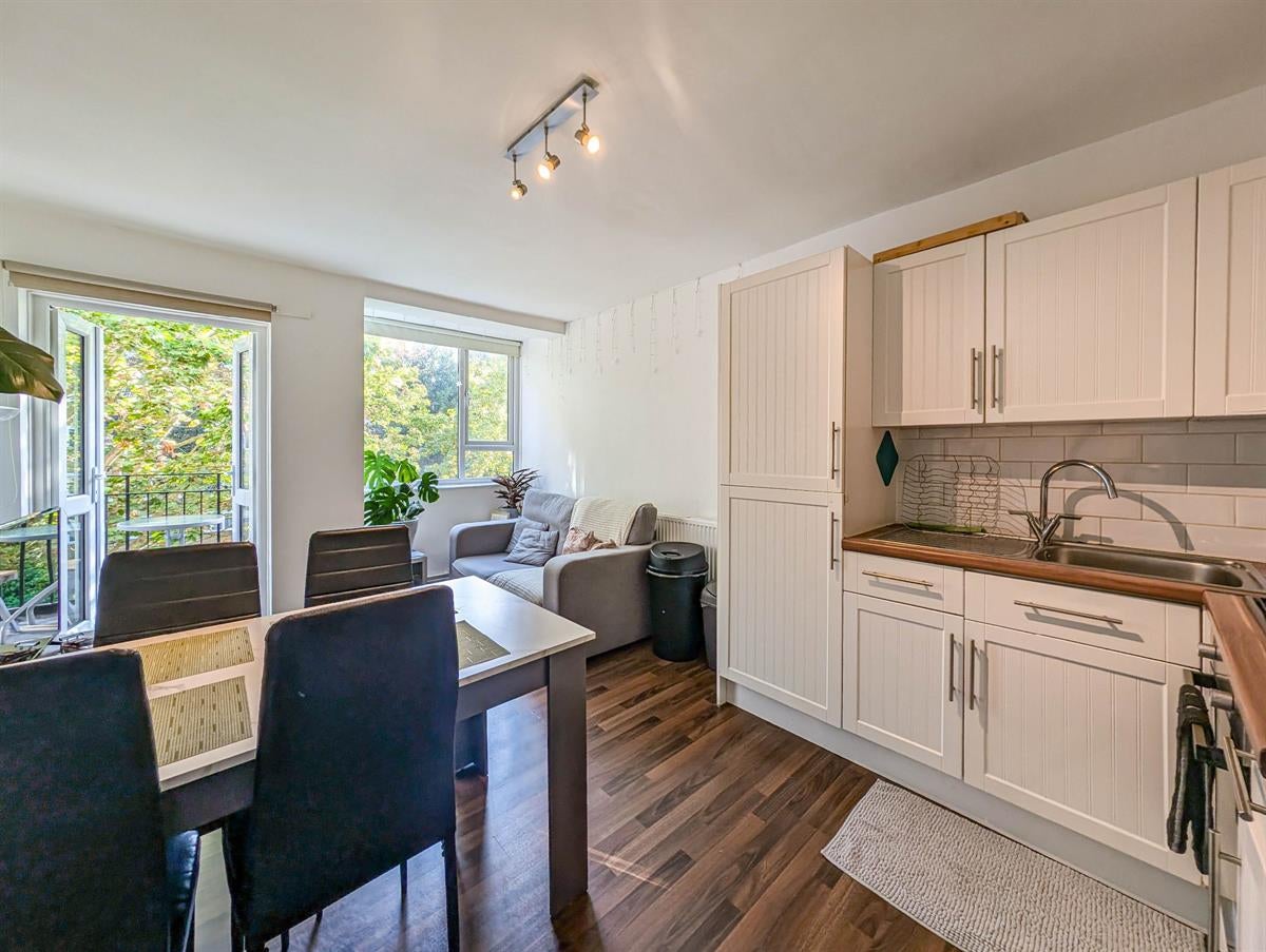 Flat Carslake Road in Greater London