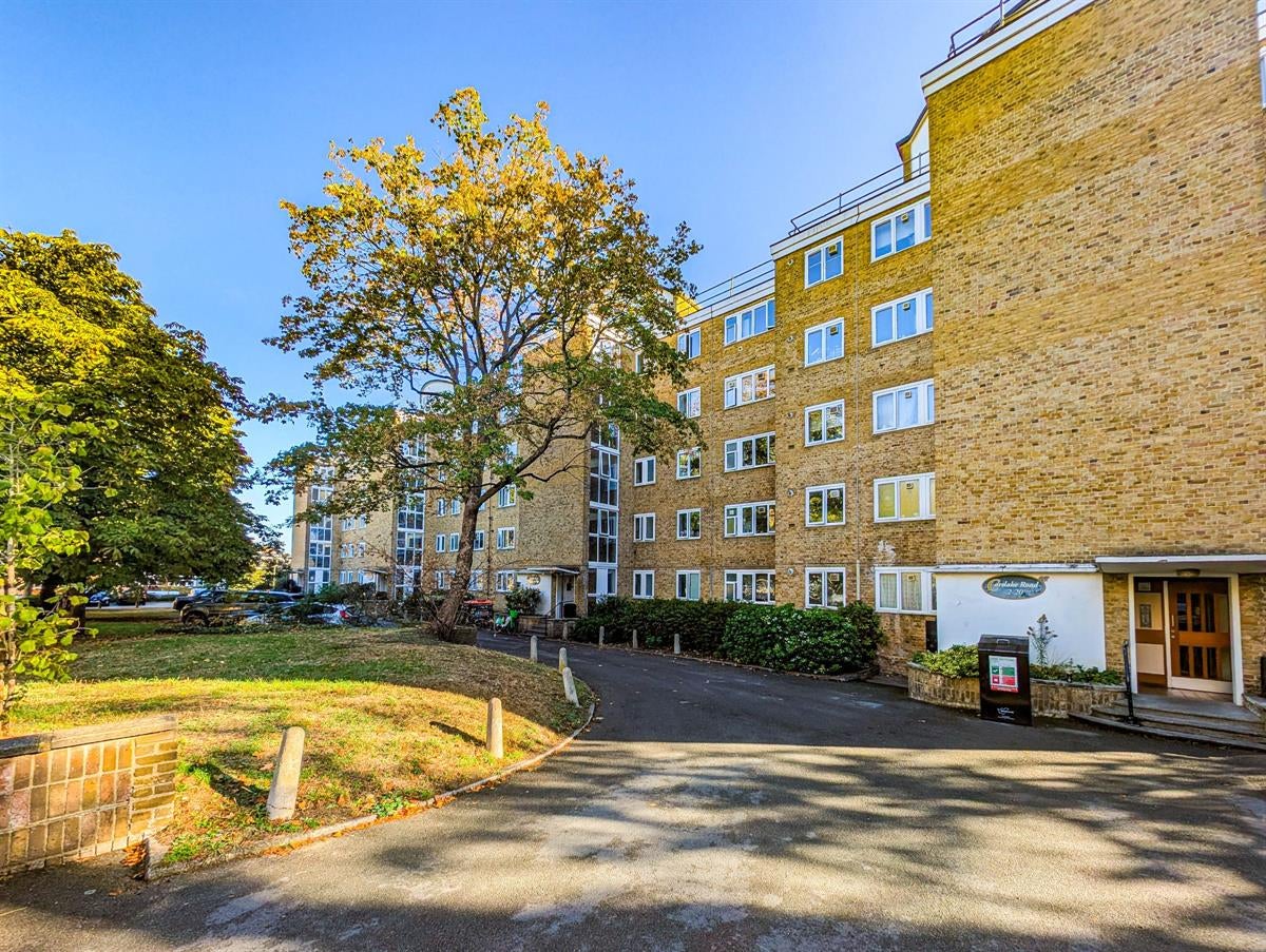 Flat Carslake Road in Greater London