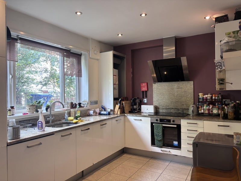 Room Sunray Avenue in Greater London