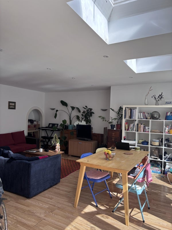 Room Sunray Avenue in Greater London