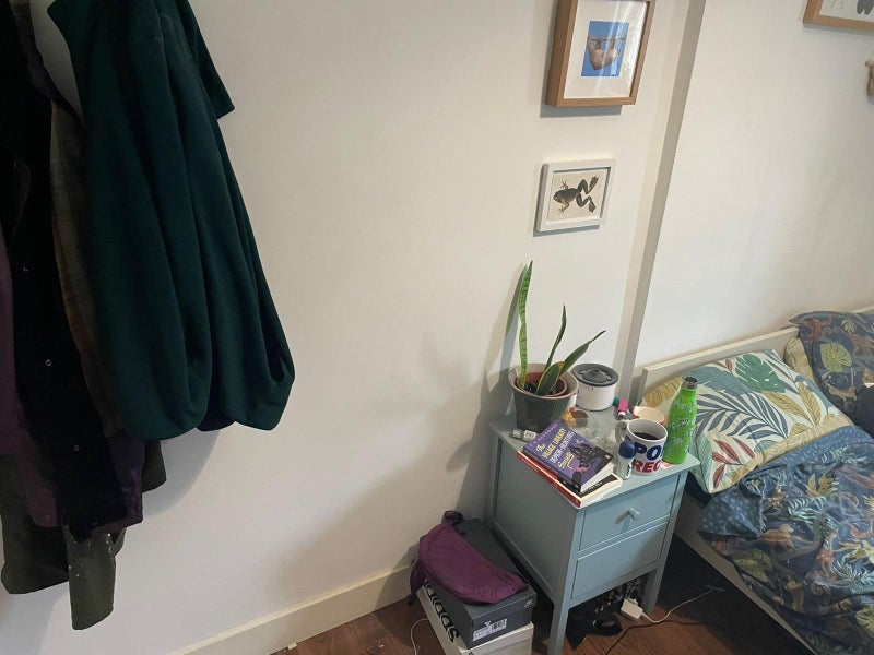 Room Sunray Avenue in Greater London