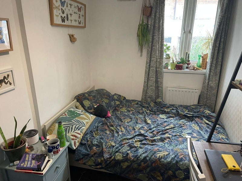 Room Sunray Avenue in Greater London