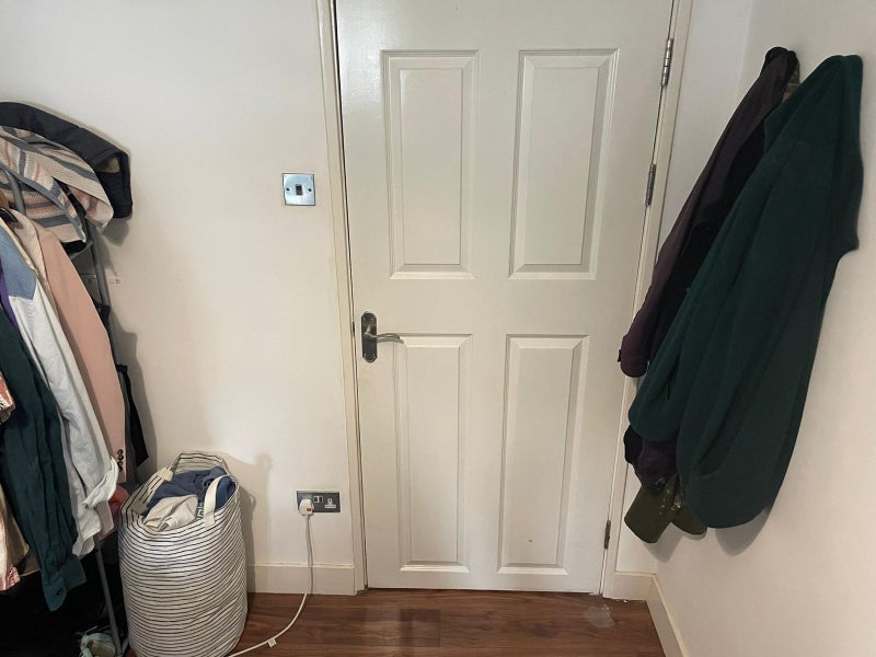 Room Sunray Avenue in Greater London