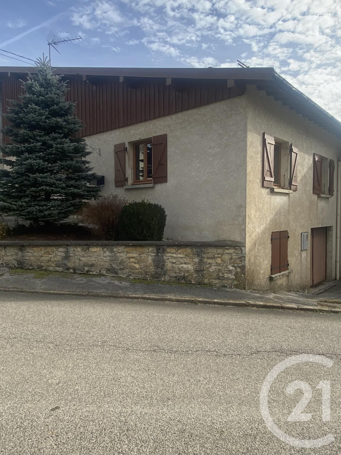 Maison Route Nationale à Maisons-du-Bois-Lièvremont