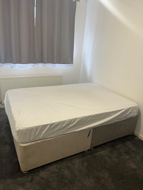 Room Grove Street in Heywood