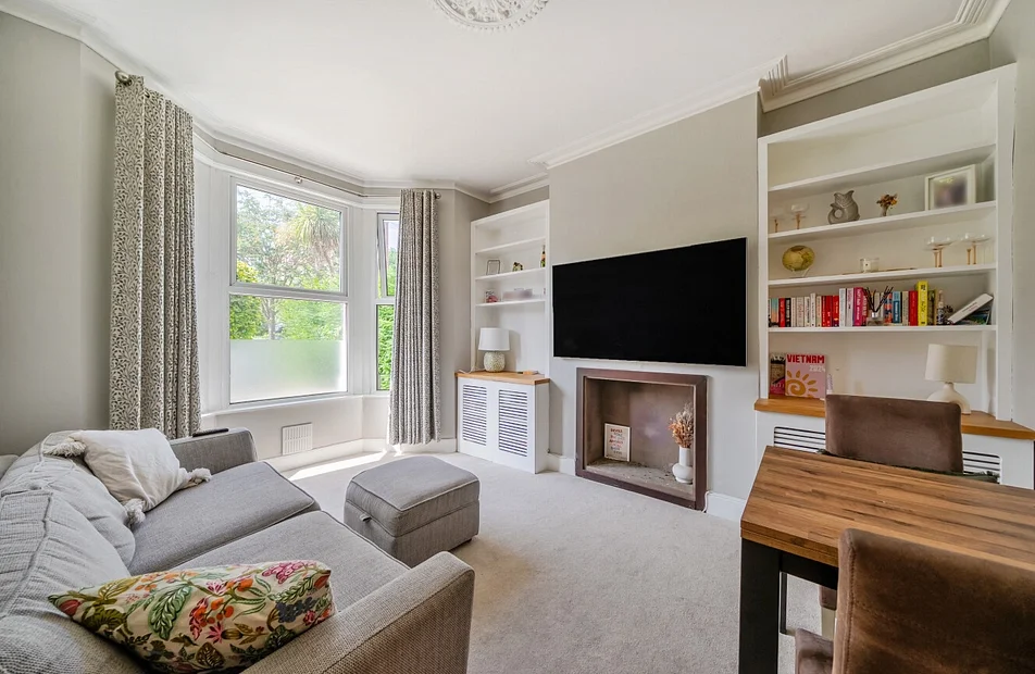 Flat Allfarthing Lane in Greater London