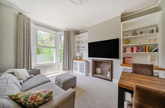 Flat Allfarthing Lane in Greater London